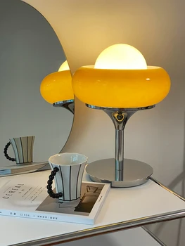 Antiikmööbel ja vintage laualambid ins Põhjamaade Bauhaus ruumi vanus net kuulsus retro soe laud öö lamp